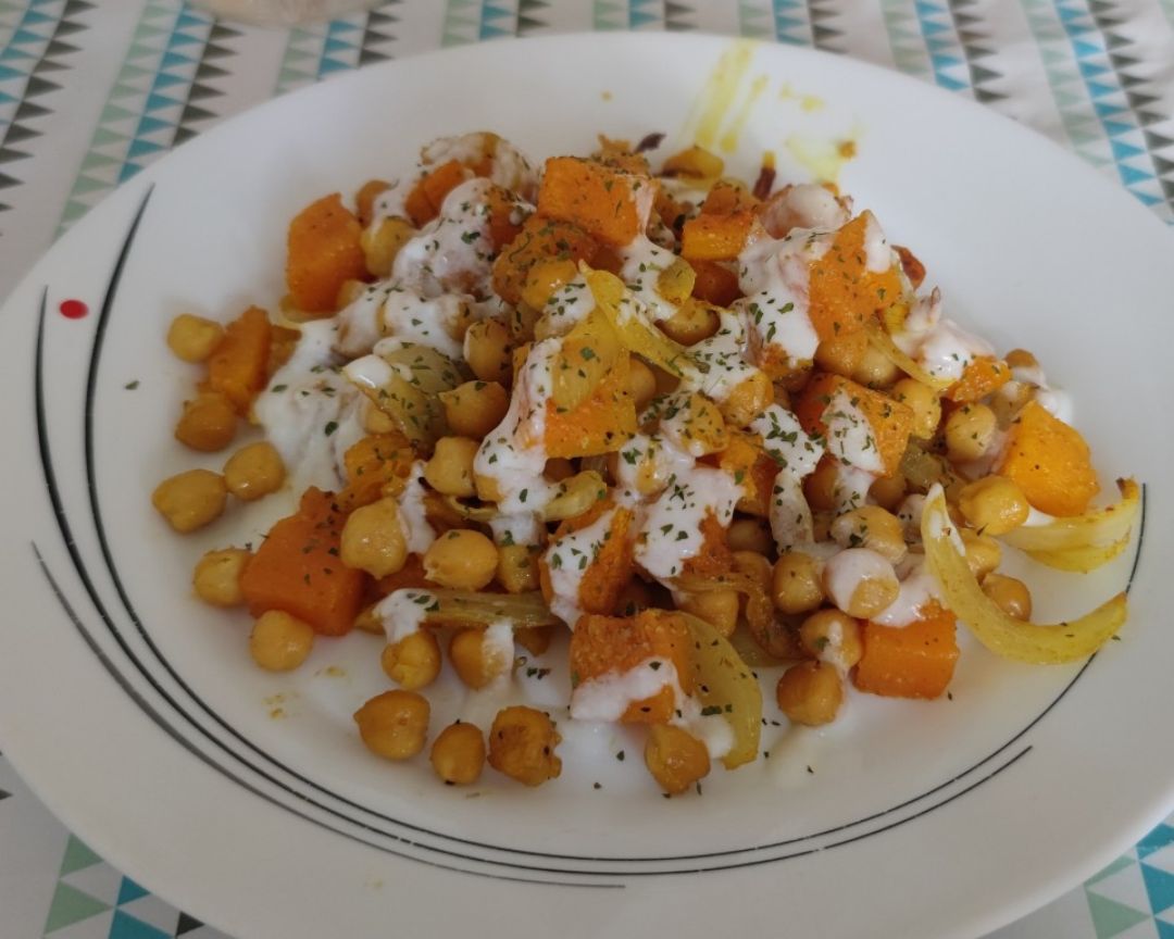 Garbanzos crujientes con calabaza, cebolla asada y salsa de yotgurt Garbanzos crujientes con calabaza, cebolla asada y salsa de yotgurt