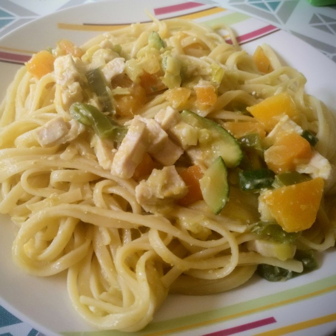 Tallarines con calabaza, verduras y pollo Tallarines con calabaza, verduras y pollo