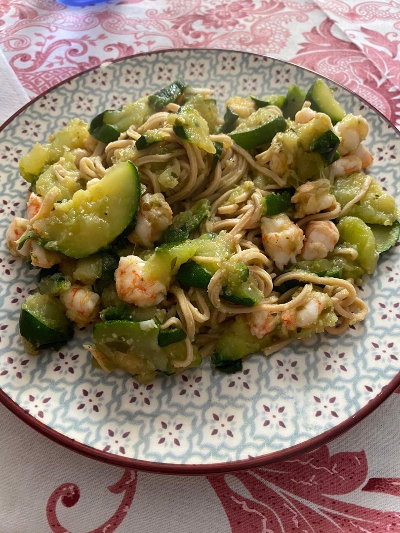 Noodles de soja con gambas y calabacín