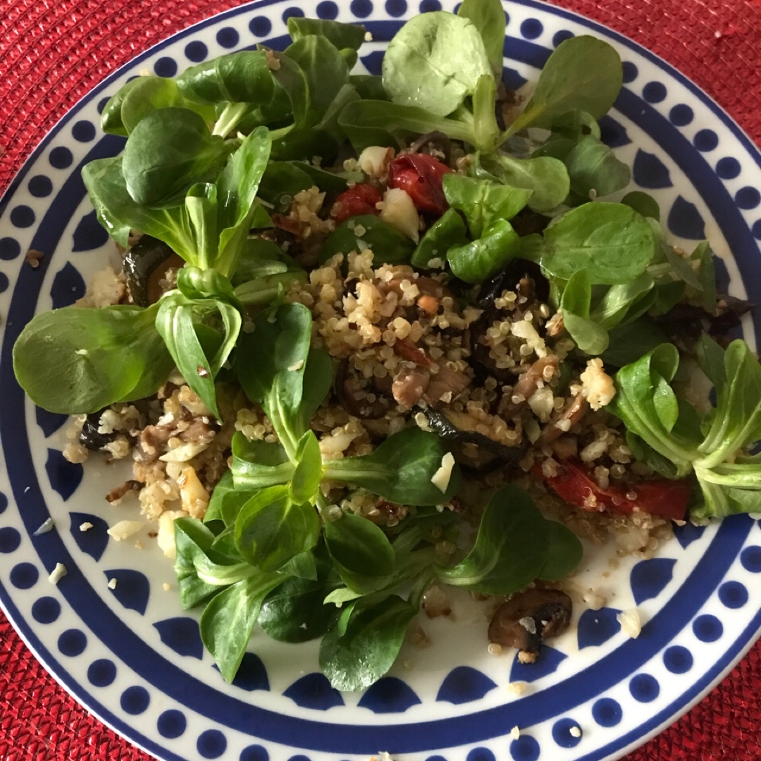 Ensalada coliflor, Quinoa, canónigos y verduras al horno