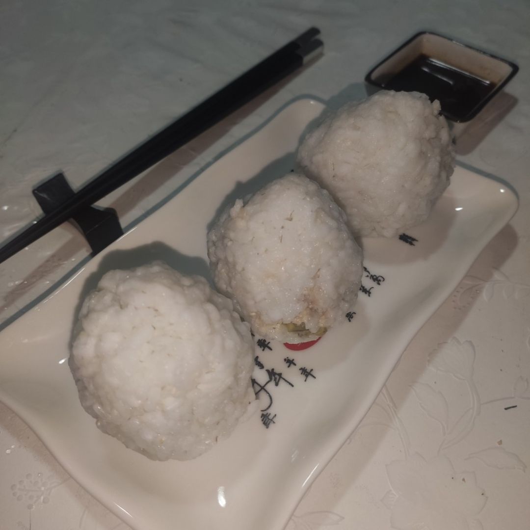 Onigiri de atún mayo-wasabi y aguacate Onigiri de atún mayo-wasabi y aguacate