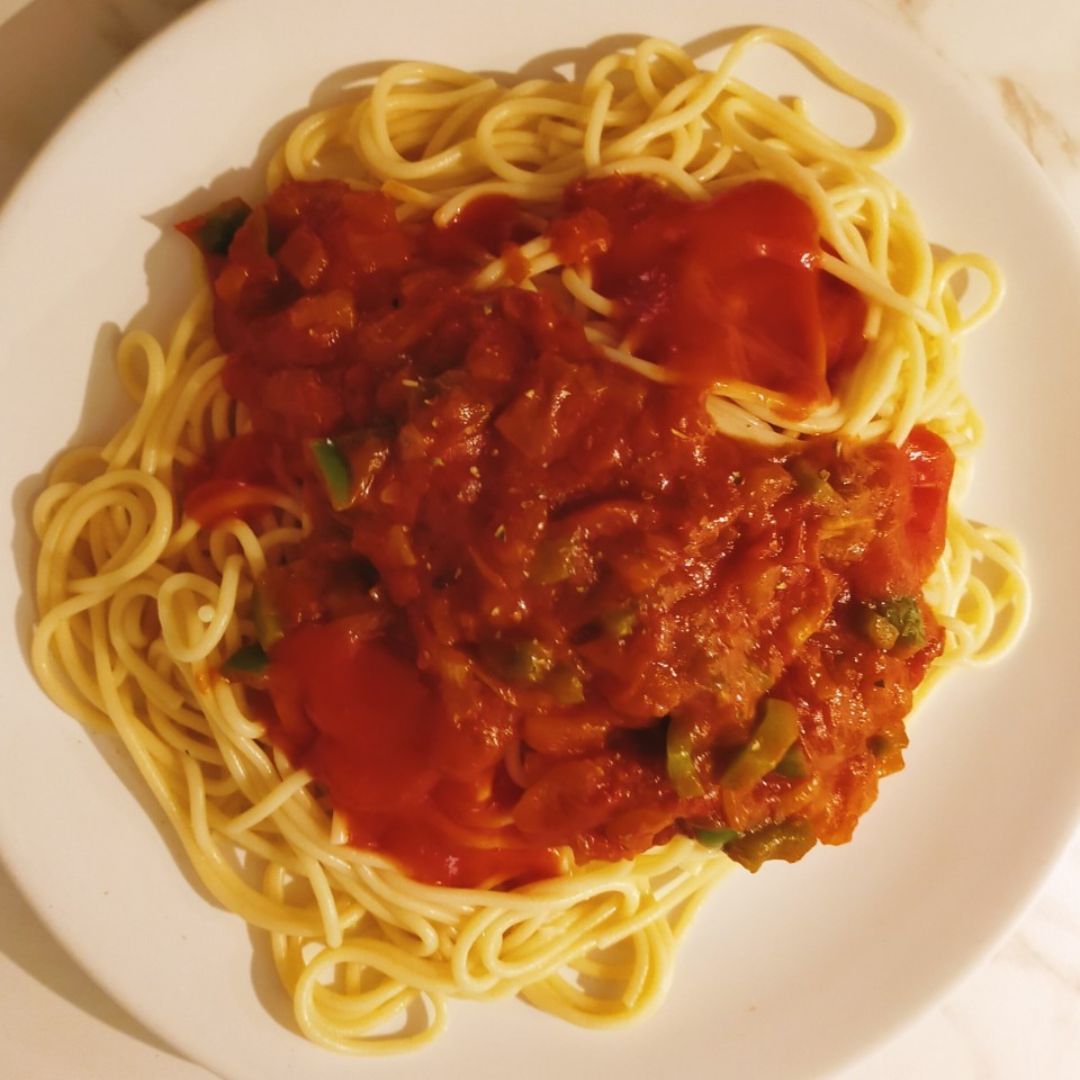 Spaghettis con una salsa de tomate frito y verduras. Spaghettis con una salsa de tomate frito y verduras.
