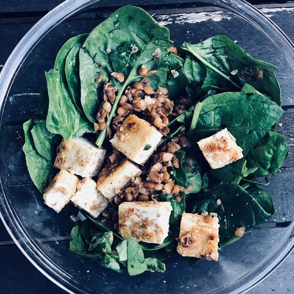 Ensalada de espinacas con tofu 