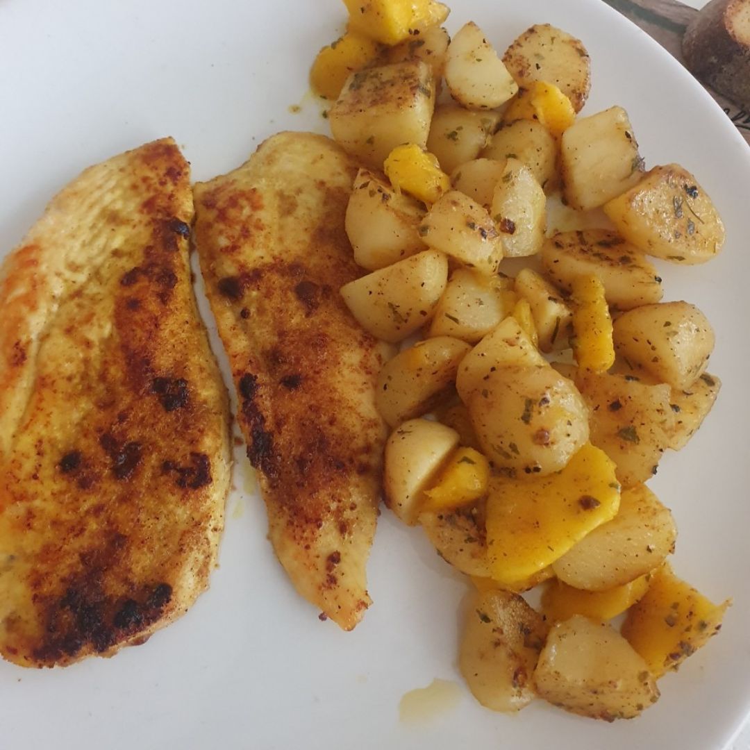 Pollo a la plancha con patatas y mango