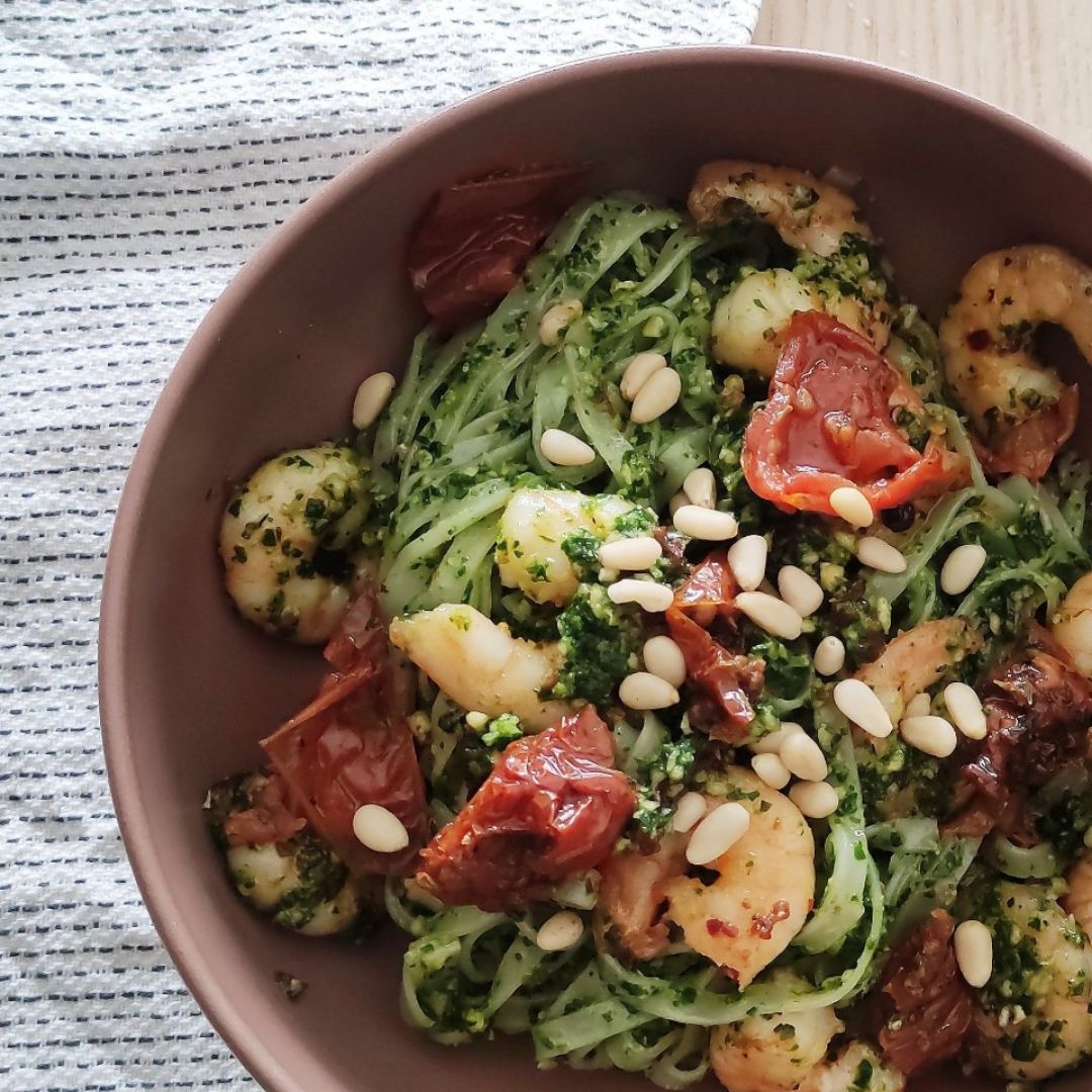 Noddles de arroz con pesto de espinacas y langostinos