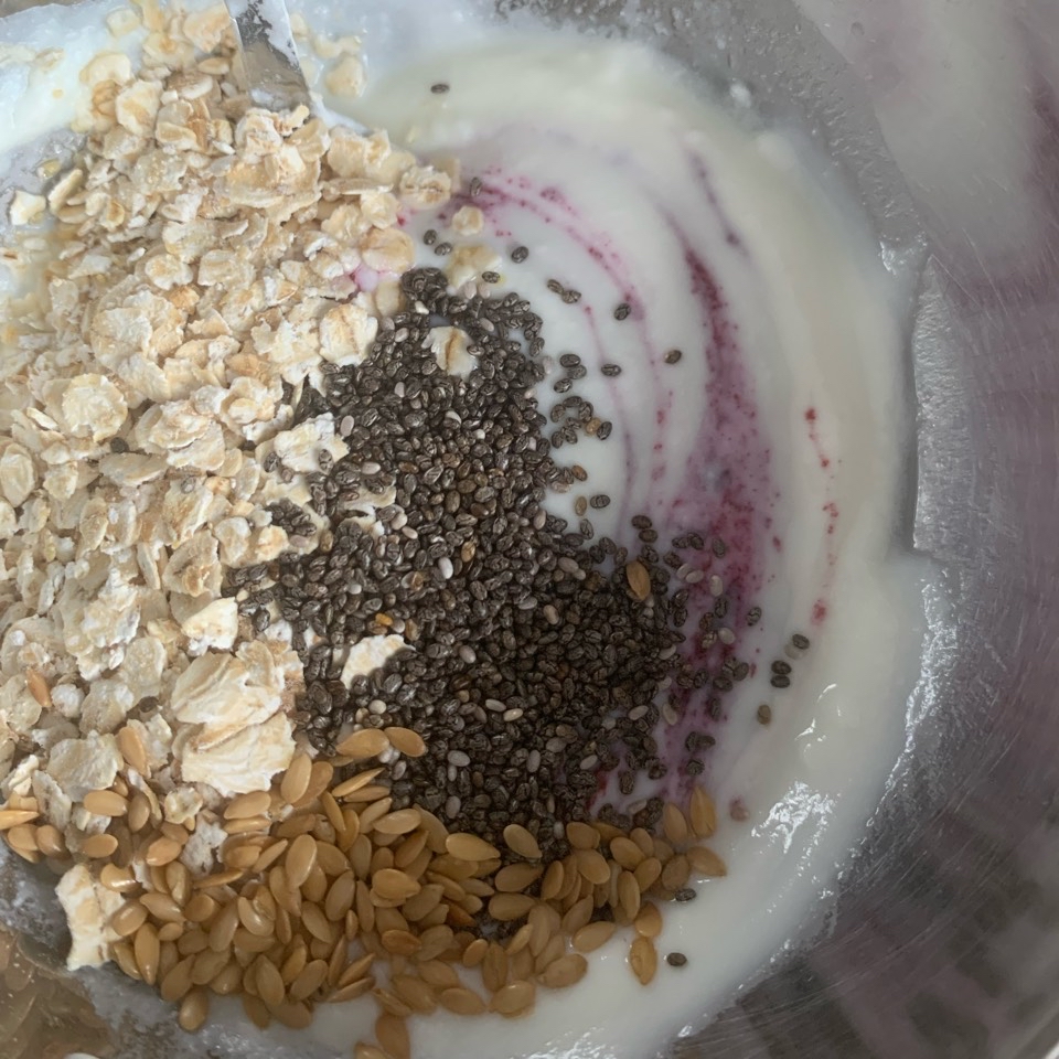 yogur natural con mermelada de arándanos , avena, semillas de lino y chia