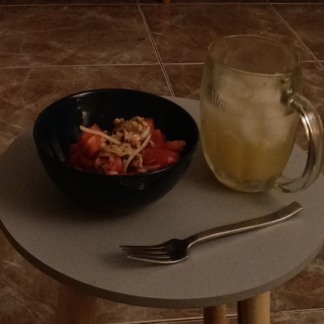 Ensalada de tomate, caballa y albahaca