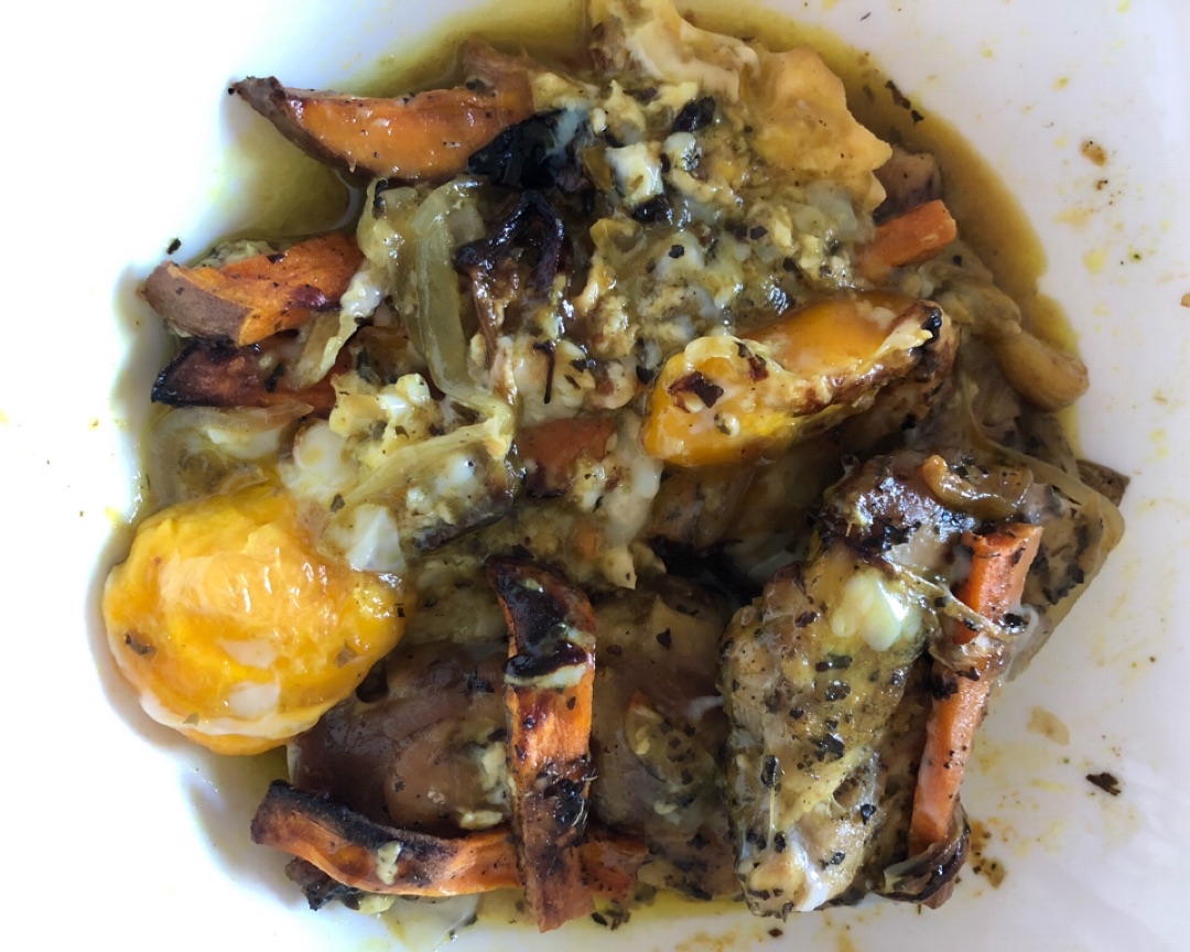 Muslitos deshuesados sin piel con huevo y verduras al horno. Muslitos deshuesados sin piel con huevo y verduras al horno.