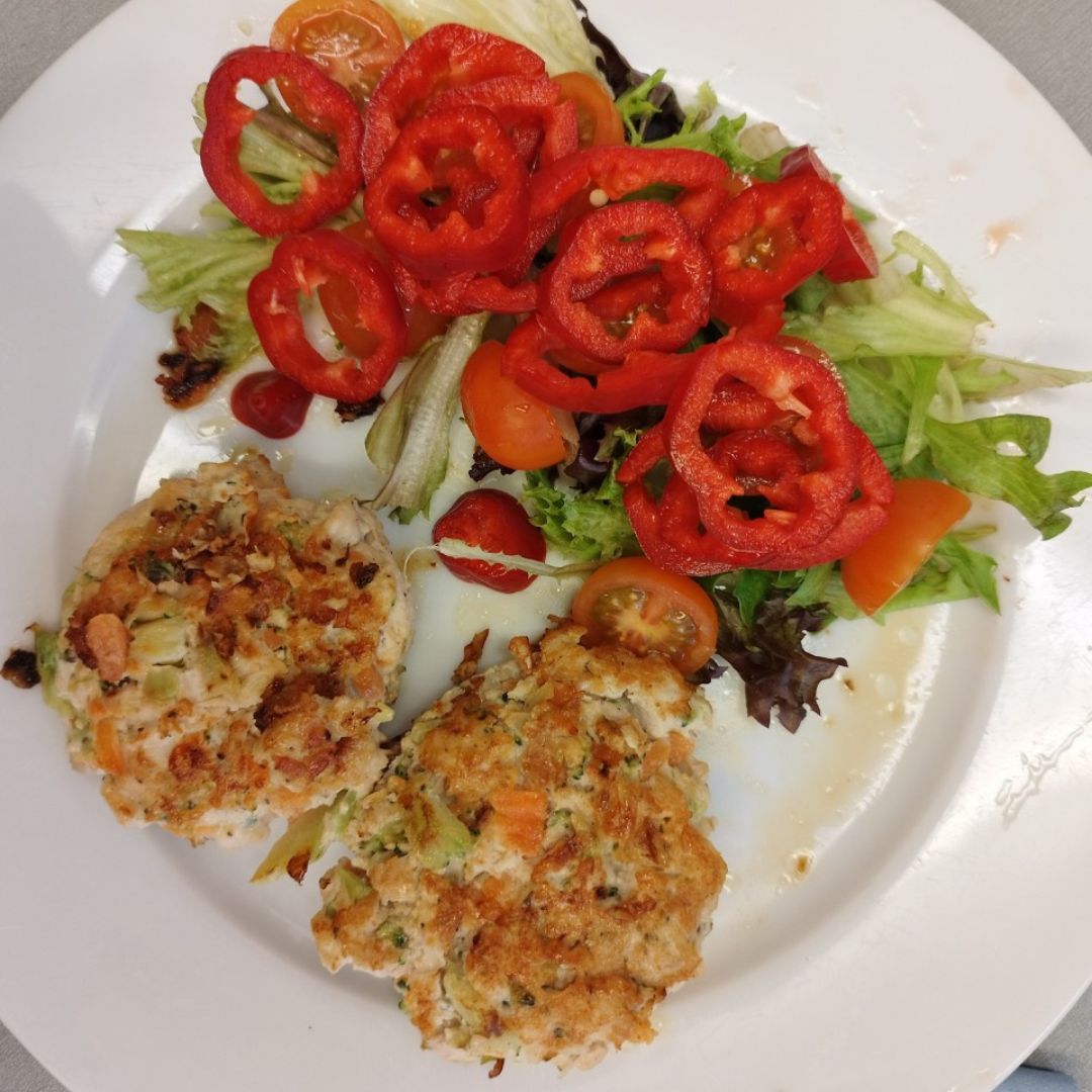 Hamburguesas de pollo, brócoli y zanahoria