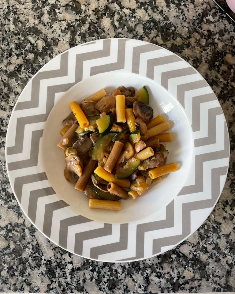 Macarrones con setas y calabacin