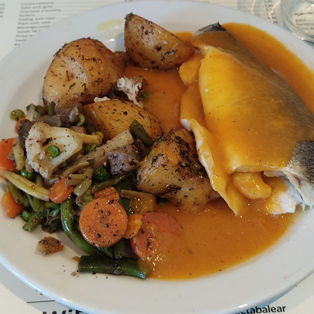 Verduras con patata asada y lenguado relleno de gambas con salsa de marisco Verduras con patata asada y lenguado relleno de gambas con salsa de marisco