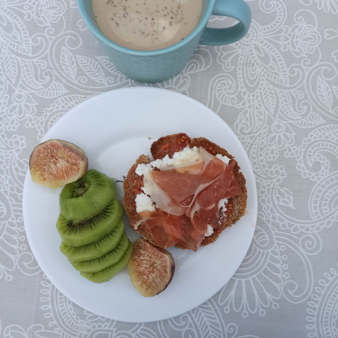 Café con leche, tostada y kiwi Café con leche, tostada y kiwi