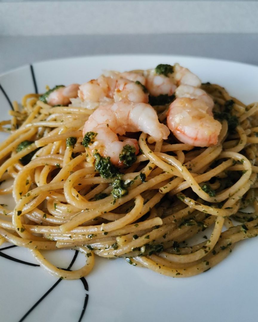 Espaguetis al pesto con gambas Espaguetis al pesto con gambas