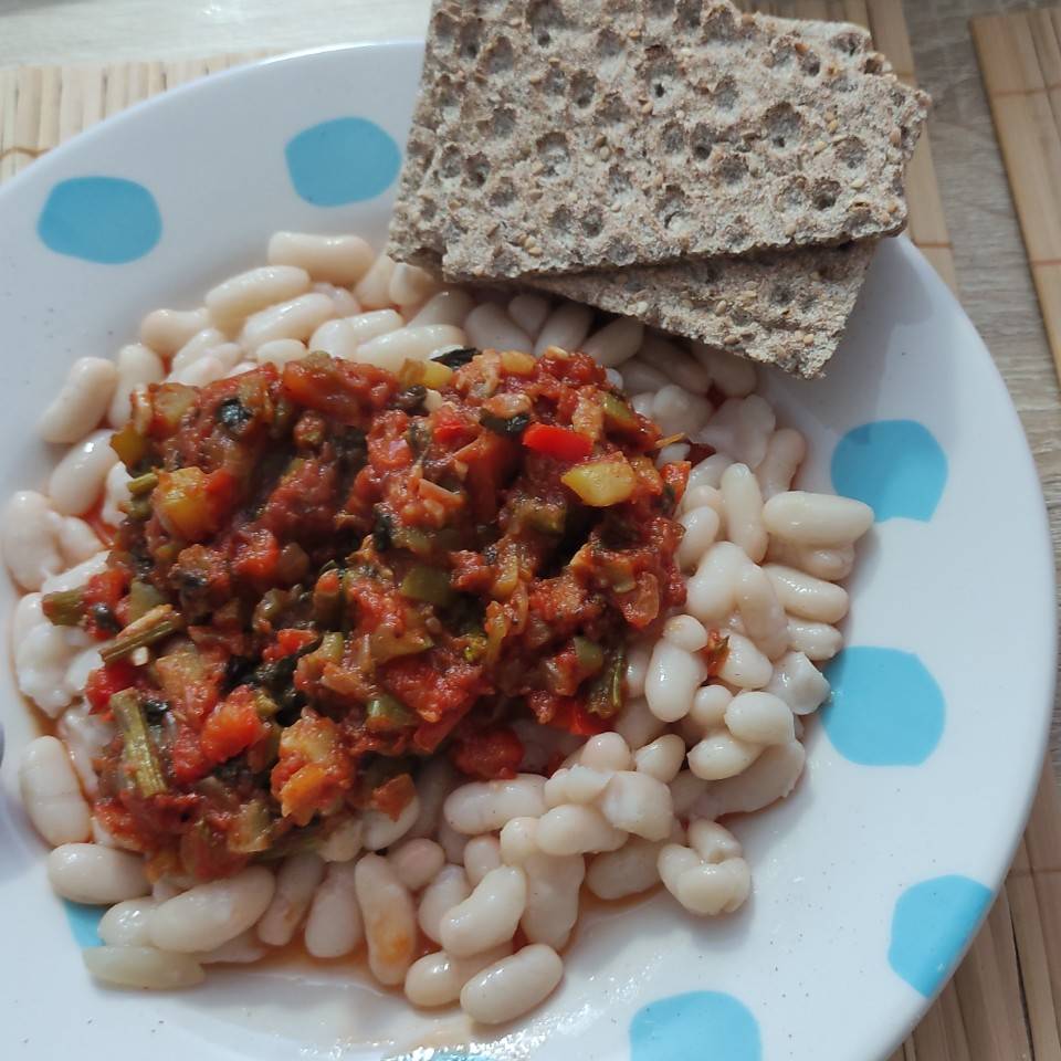 Alubias blancas con verduras, tomate y pan de fibra y sésamo Alubias blancas con verduras, tomate y pan de fibra y sésamo