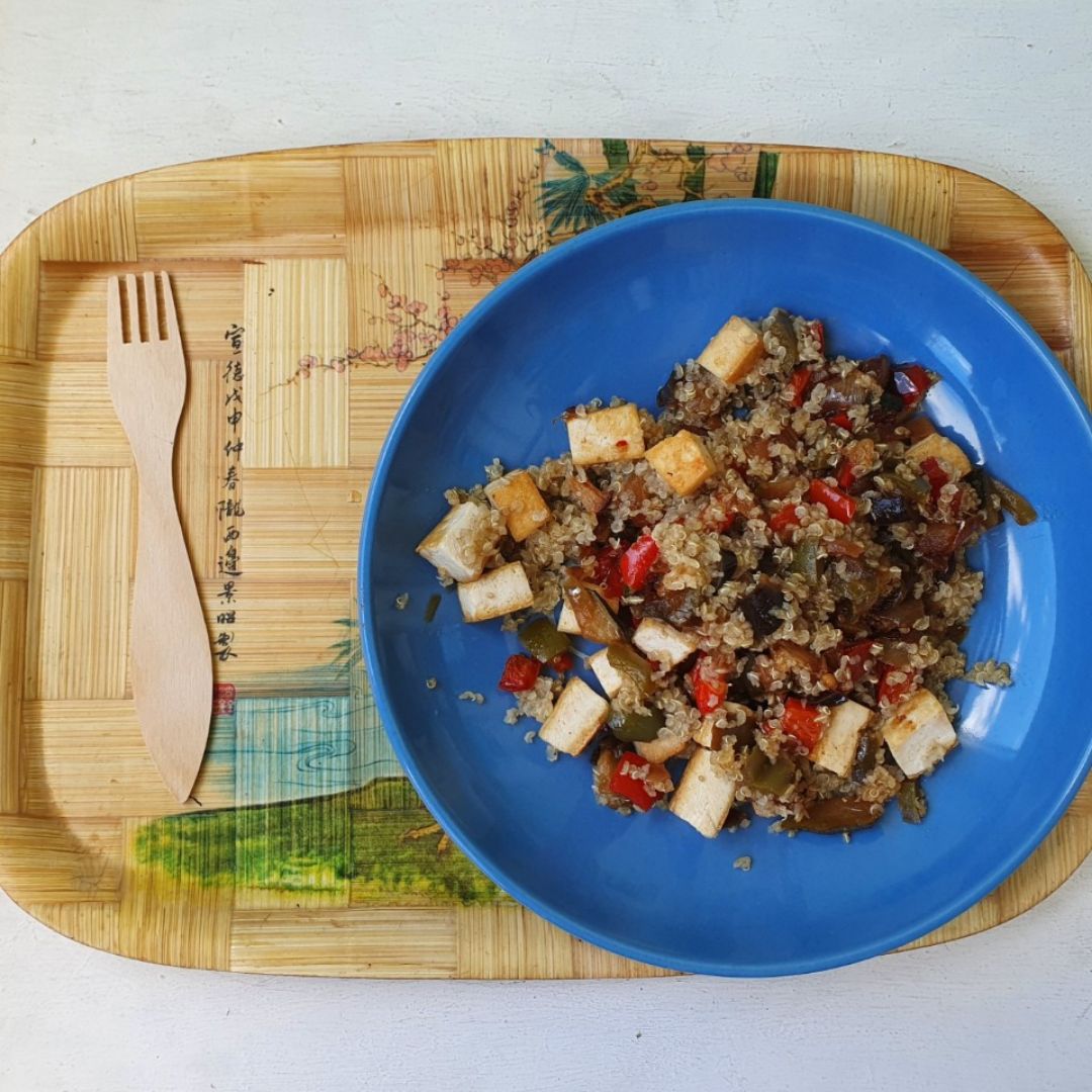 Quinoa con verduras y tofu Quinoa con verduras y tofu