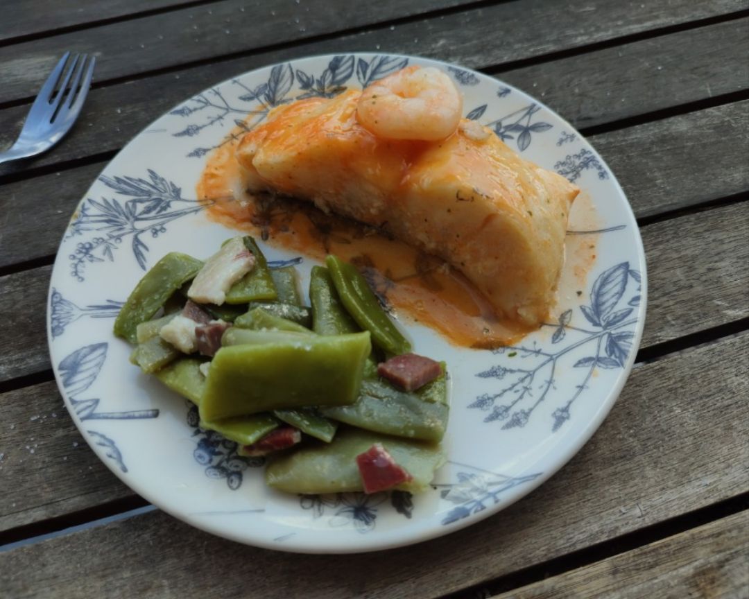 Merluza a la marinera con judías verdes y jamón. Merluza a la marinera con judías verdes y jamón.