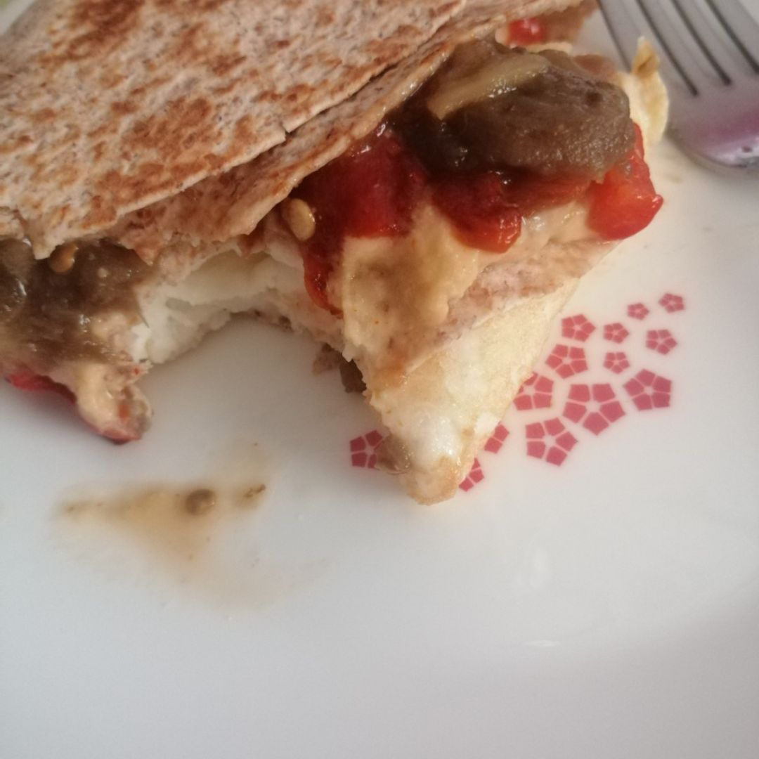 Wrap de verdura asada, hummus, claras de huevo y queso Wrap de verdura asada, hummus, claras de huevo y queso