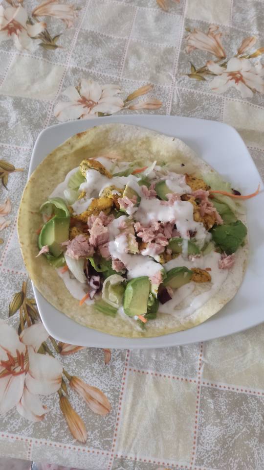 Wrap de pollo al curry con aguacate y salsa de yogurt Wrap de pollo al curry con aguacate y salsa de yogurt