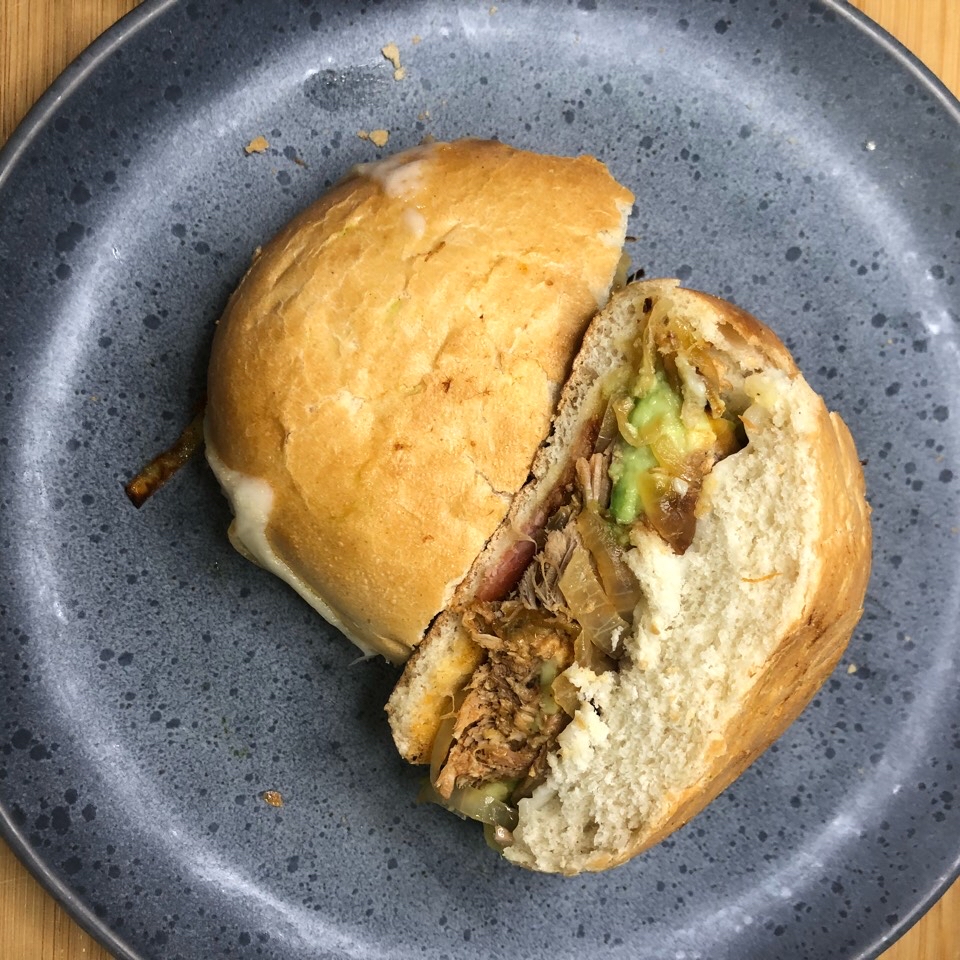 Bocata pulled pork, queso y aguacate