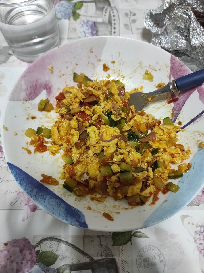 Revuelto/huevos revueltos con calabacín, tomate y jamón 