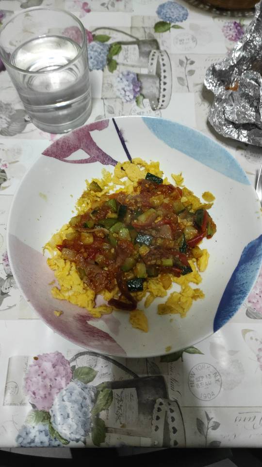 Revuelto/huevos revueltos con calabacín, tomate y jamón 