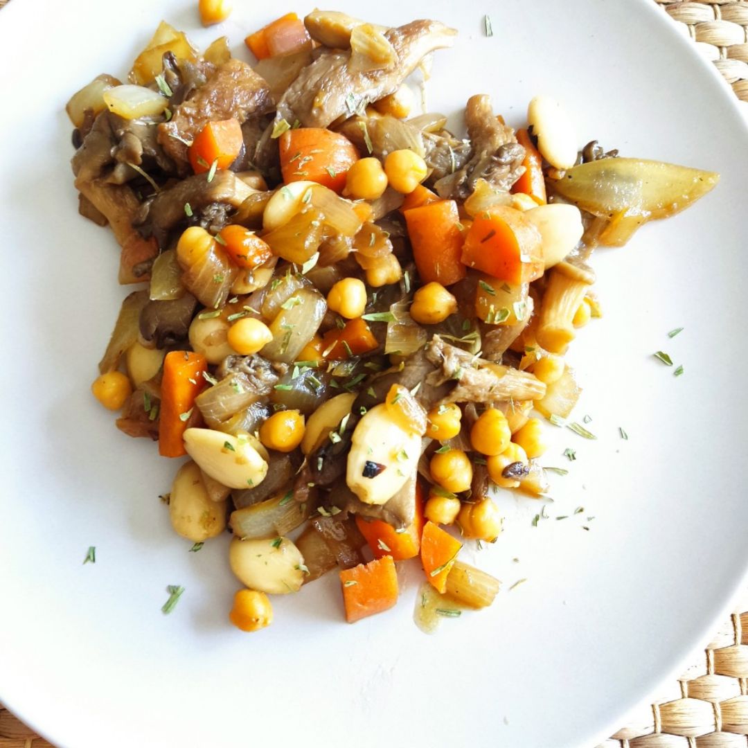 Salteado de setas con garbanzos y zanahorias Salteado de setas con garbanzos y zanahorias