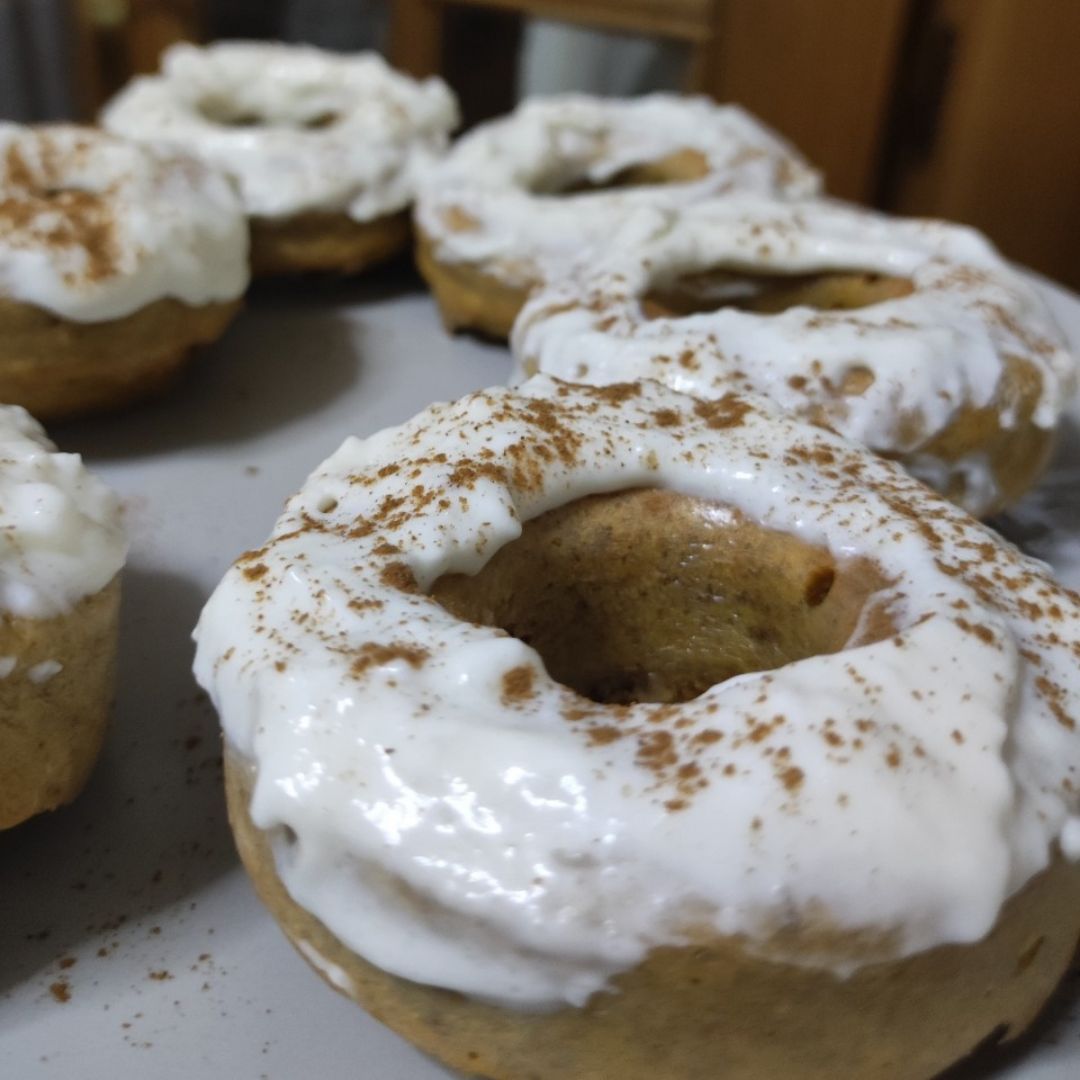 Donuts de zanahoria con frosting de queso Donuts de zanahoria con frosting de queso