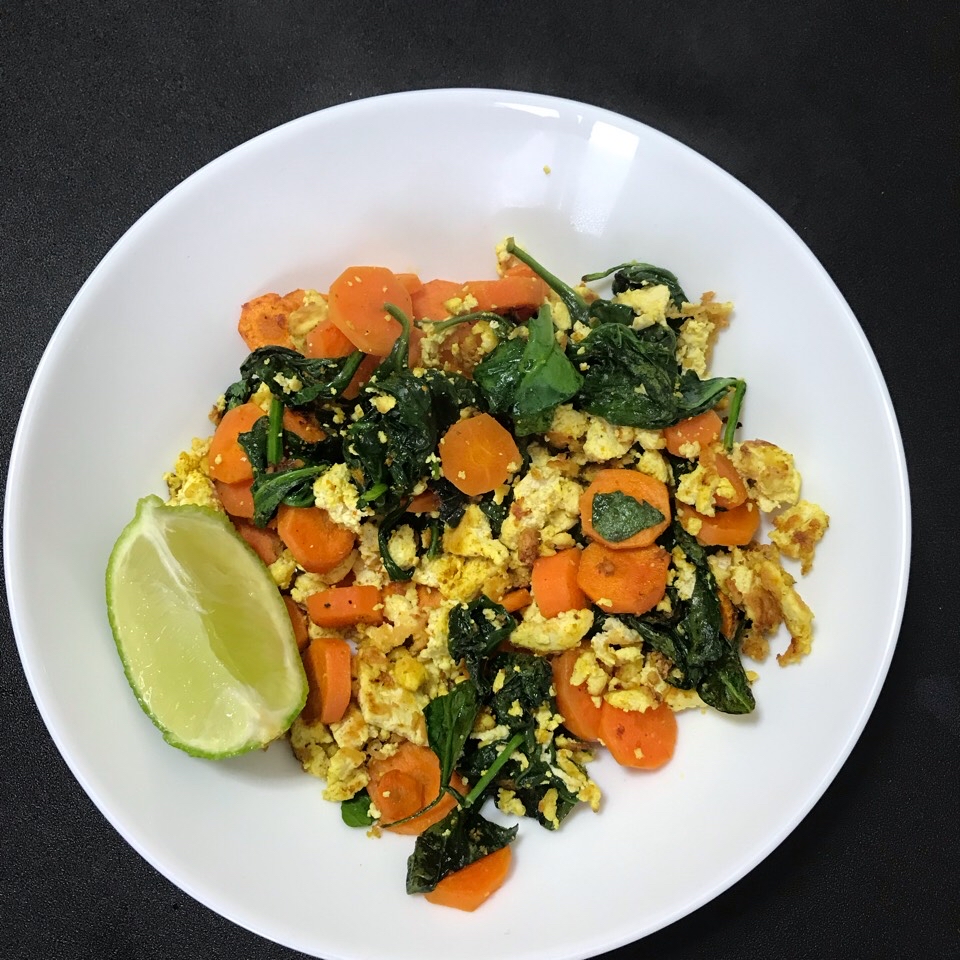 Tofu al curry con zanahorias y espinacas Tofu al curry con zanahorias y espinacas
