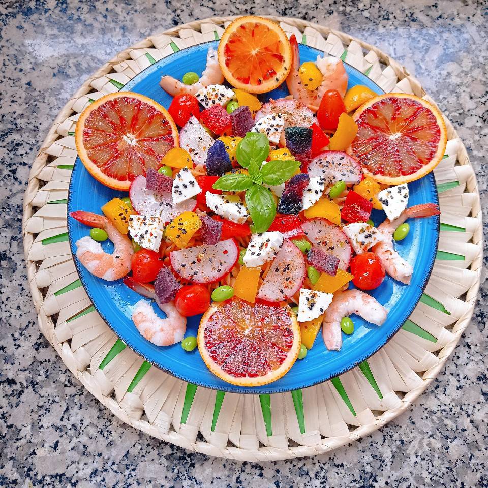 Ensalada primavera 🏵️🌼🌈 con pasta de lenteja roja 🥭🍊🦐