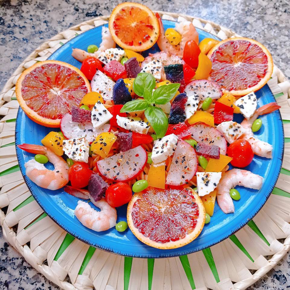Ensalada primavera 🏵️🌼🌈 con pasta de lenteja roja 🥭🍊🦐