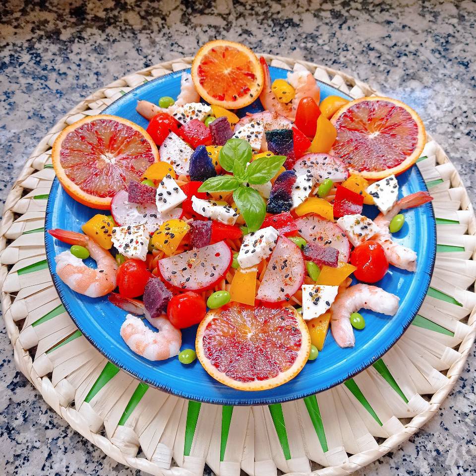 Ensalada primavera 🏵️🌼🌈 con pasta de lenteja roja 🥭🍊🦐