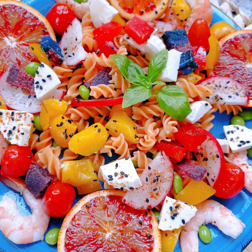 Ensalada primavera 🏵️🌼🌈 con pasta de lenteja roja 🥭🍊🦐
