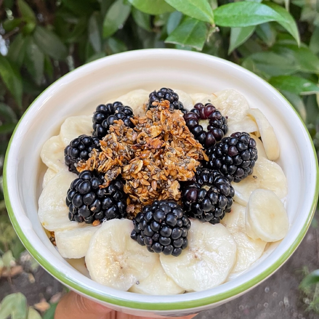 Bowl de yogur con fruta y granola casera🧡 Bowl de yogur con fruta y granola casera🧡