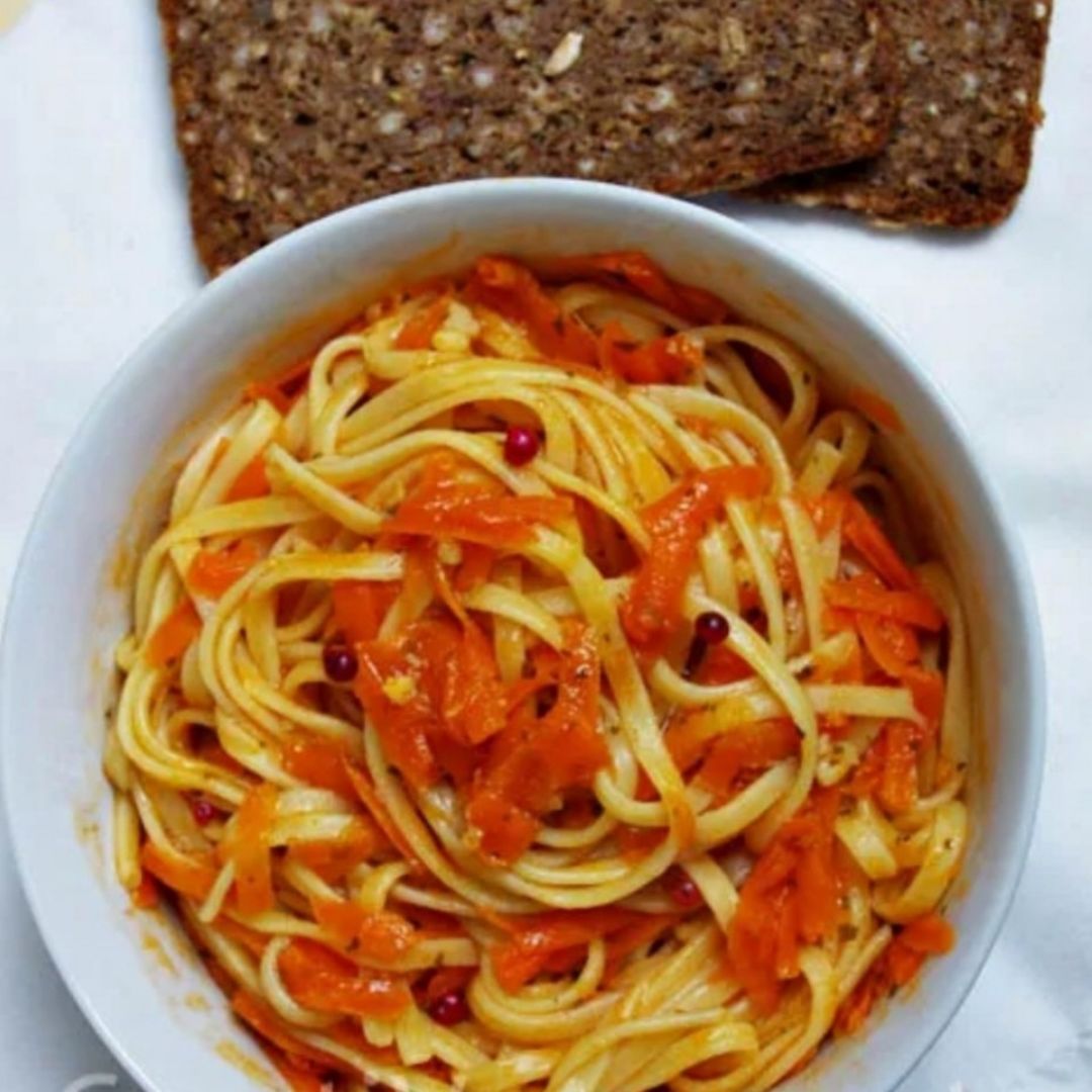 Espaguetis con salsa de zanahoria y orégano Espaguetis con salsa de zanahoria y orégano