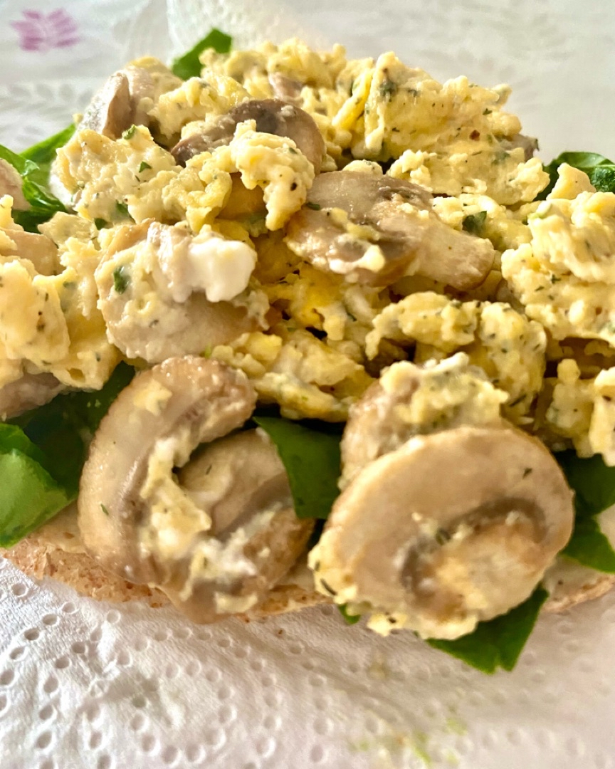 Tostada de huevo revuelto con champiñones y espinacas 