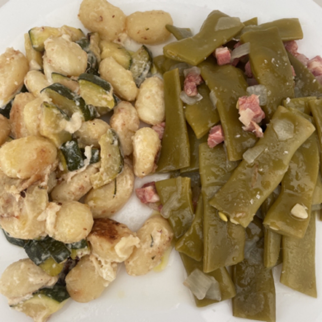 Ñoquis con calabacín y  burrata / Judias verdes con jamon