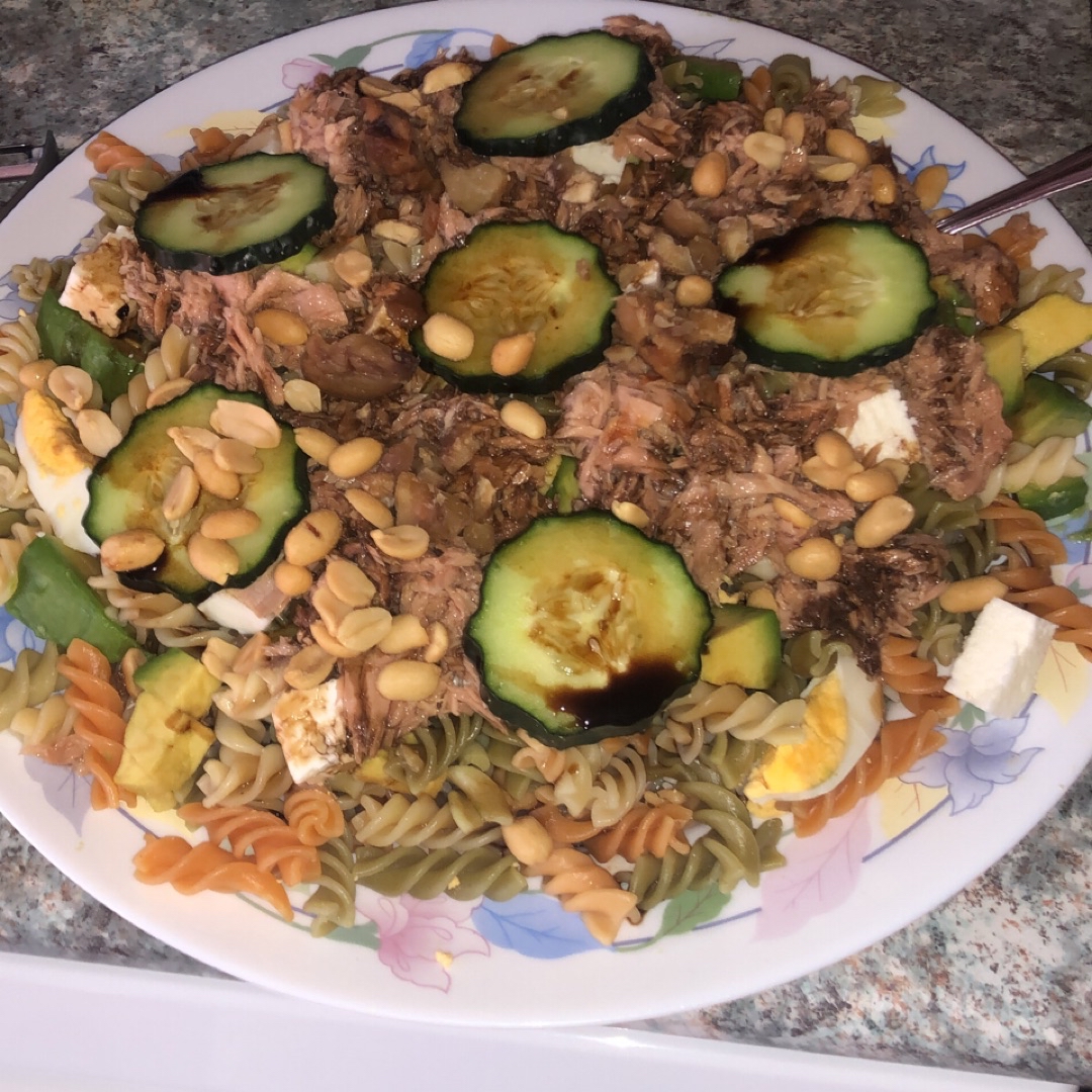 Ensalada de pasta con atún y queso