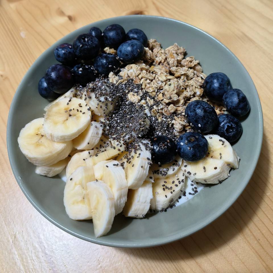 Yogurt con granola,arándanos, plátano y chia Yogurt con granola,arándanos, plátano y chia