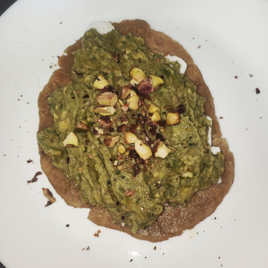 Tostadas caseras de queso vegano, crema de aguacate y pistachos! 💚 Tostadas caseras de queso vegano, crema de aguacate y pistachos! 💚