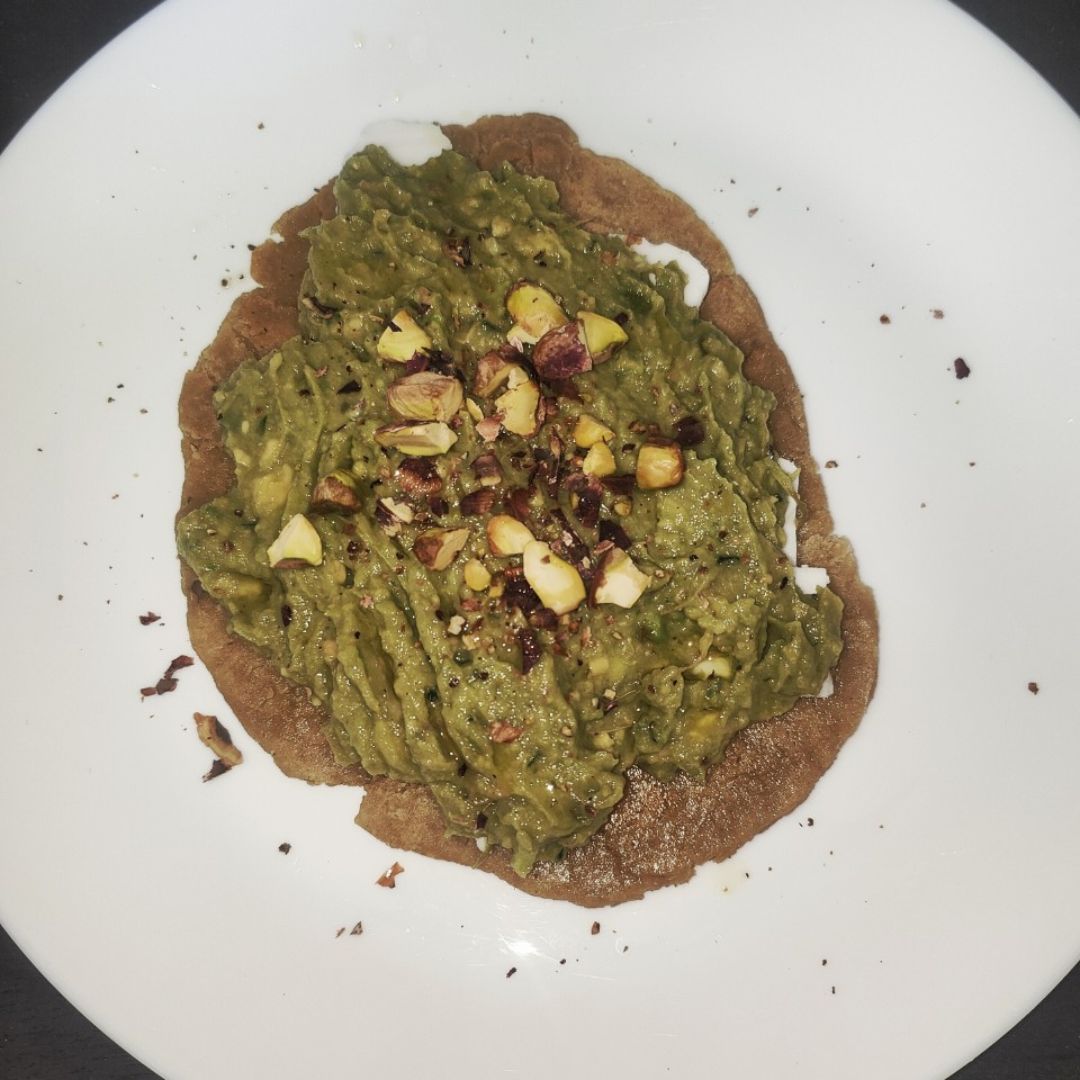 Tostadas caseras de queso vegano, crema de aguacate y pistachos! 💚 Paso 1 Tostadas caseras de queso vegano, crema de aguacate y pistachos! 💚 Paso 1