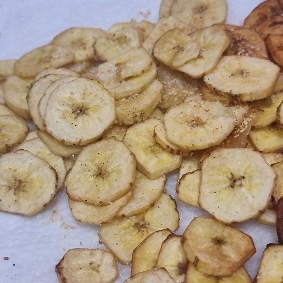 De cena chips de plátanos al horno con sal y ajo en polvo riquísimos. Paso 2 De cena chips de plátanos al horno con sal y ajo en polvo riquísimos. Paso 2