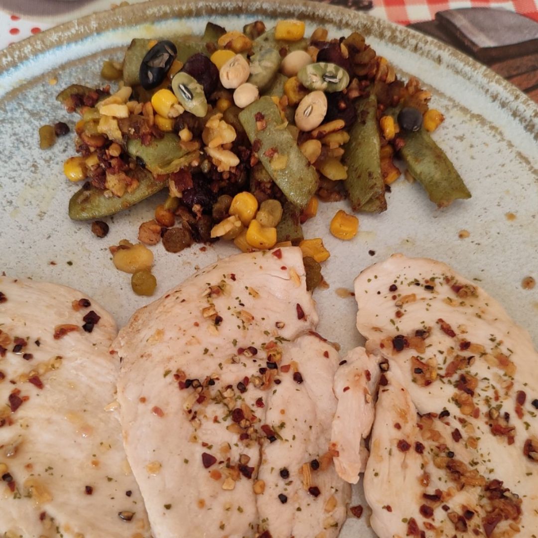 Ensalada de mix de legumbres, judías verdes, maíz dulce, arándanos rojos y edamames. Ensalada de mix de legumbres, judías verdes, maíz dulce, arándanos rojos y edamames.
