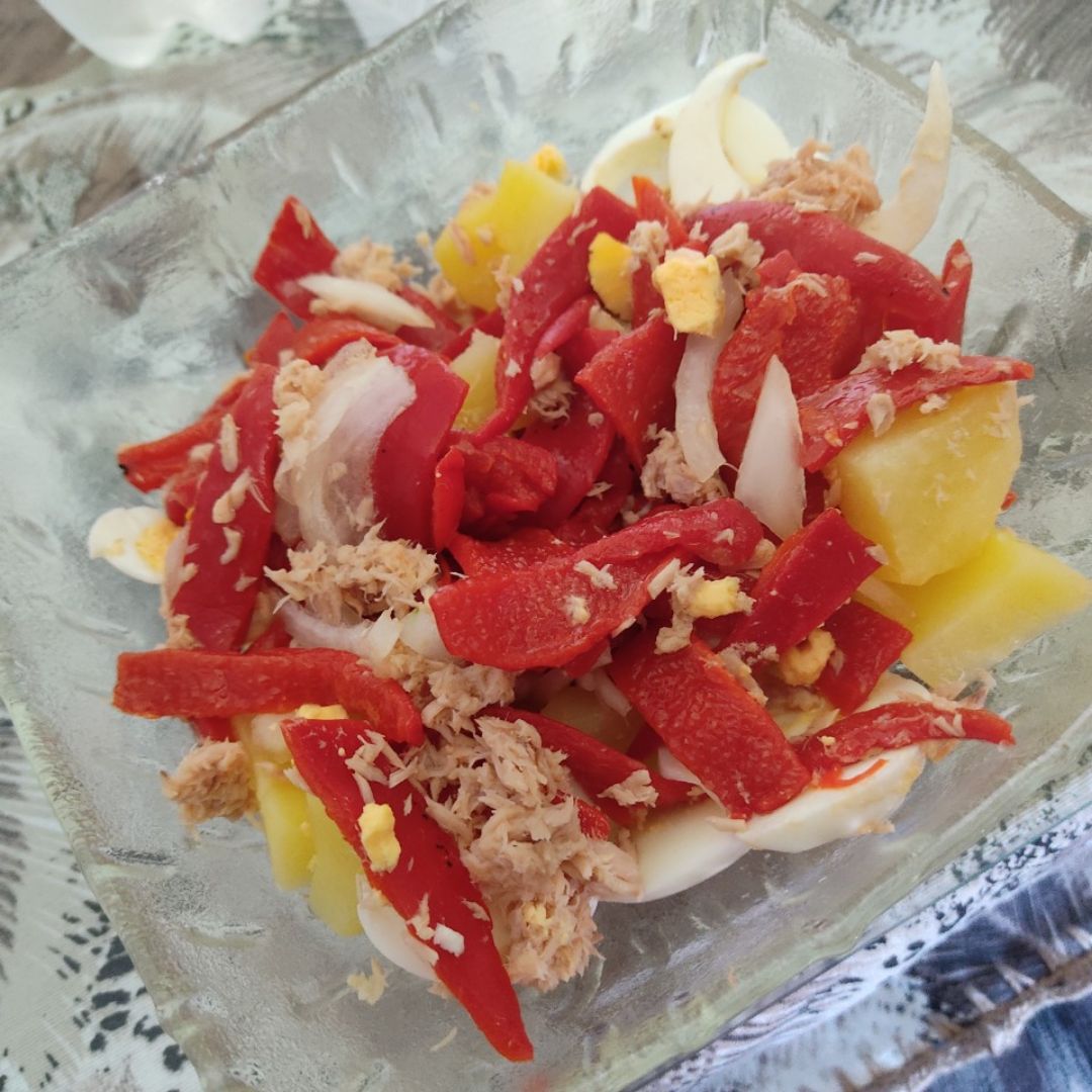 Ensalada de patatas y piquillos Ensalada de patatas y piquillos