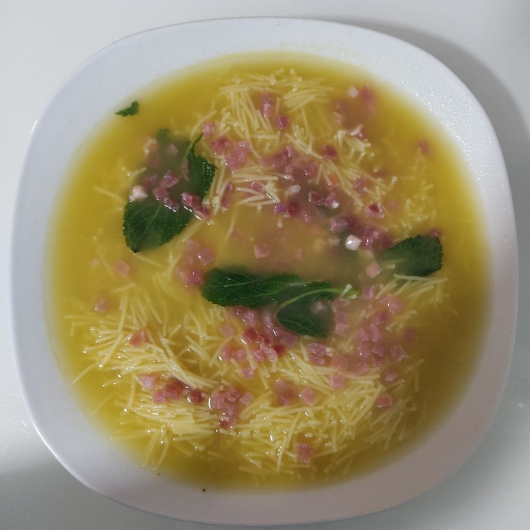 Fideos con caldo de verduras y jamón Fideos con caldo de verduras y jamón