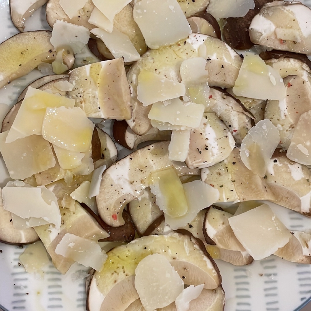 Carpaccio de setas con parmigiano Carpaccio de setas con parmigiano