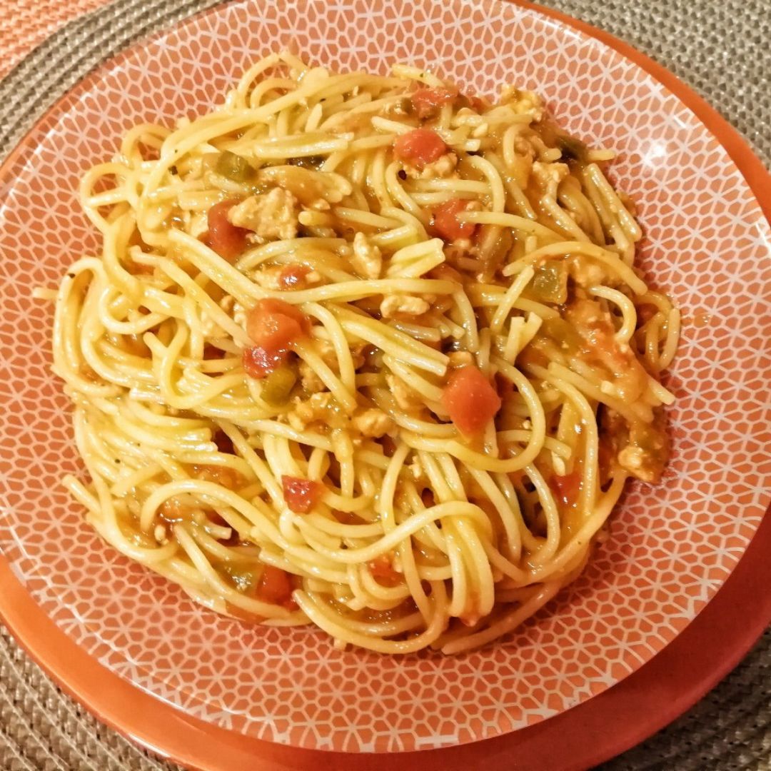 Espagueti, sin gluten, con pollo y pimiento Espagueti, sin gluten, con pollo y pimiento