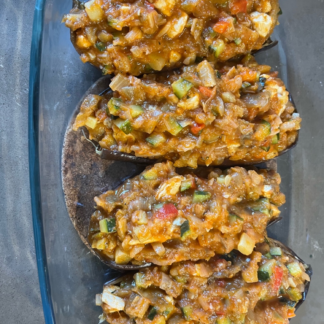 Berenjenas rellenas de verdura y pollo con un toque picante Berenjenas rellenas de verdura y pollo con un toque picante