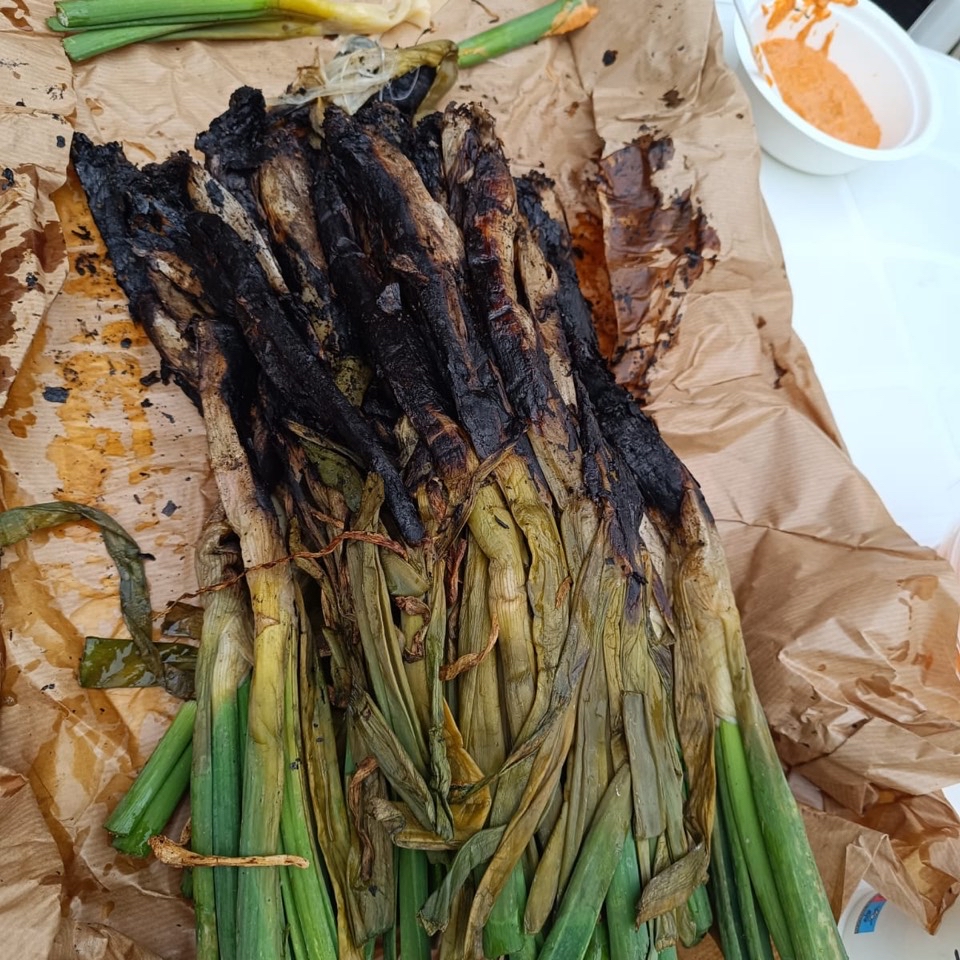 Escalivada amb calçots i salsa romesco Escalivada amb calçots i salsa romesco