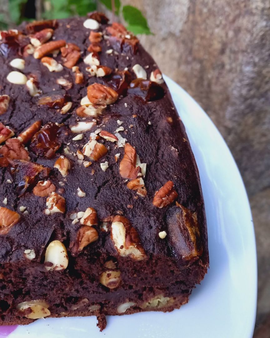 Brownie de algarroba, manzana 🍏, cacao 🍫, cacahuetes 🥜 y nueces. Brownie de algarroba, manzana 🍏, cacao 🍫, cacahuetes 🥜 y nueces.