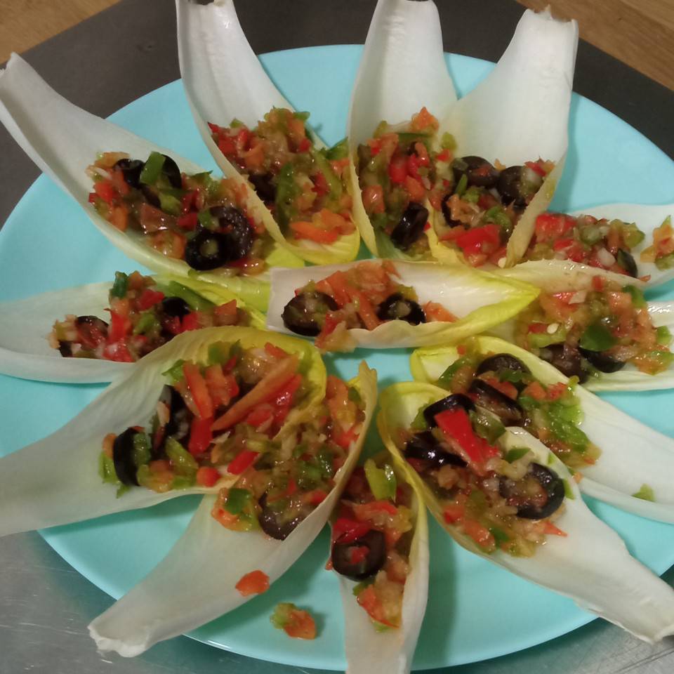 Endivias con ensalada de pimientos Endivias con ensalada de pimientos